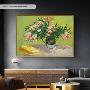 Puede incluir: Una pintura de bodegón con un jarrón de flores rosas con hojas verdes sobre una mesa con un libro amarillo. El fondo es de color verde claro.