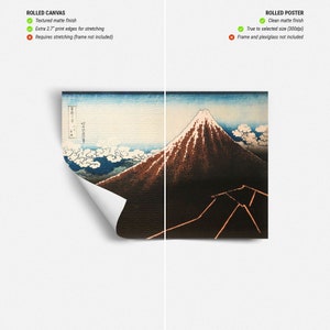 Op de afbeelding: Gerolde canvas- en posterprints van een Japans landschap met een berg met een besneeuwde top. De canvasprint heeft een getextureerde matte afwerking en extra printranden. De poster heeft een schone matte afwerking.