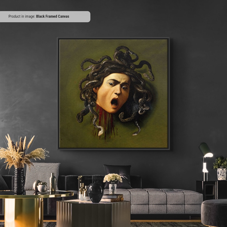 Puede incluir: Una impresi&oacute;n de lienzo enmarcada en negro de una pintura que representa a Medusa, una figura mitol&oacute;gica griega con serpientes por cabello, su cabeza cortada y sangre goteando del cuello. El fondo es de color verde oscuro.