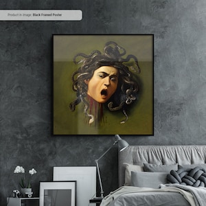 Puede incluir: Un p&oacute;ster enmarcado en negro que presenta una pintura de Medusa, una figura mitol&oacute;gica griega con serpientes por cabello, su cabeza cortada y sangre goteando del cuello. El fondo es de un verde apagado.