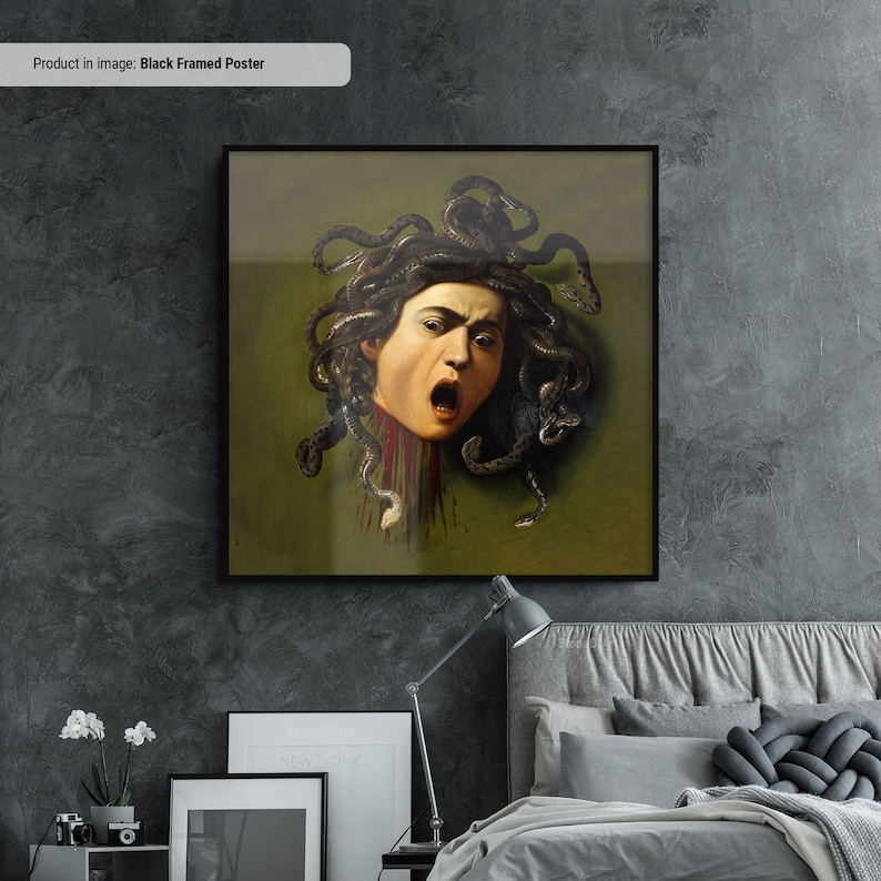 Puede incluir: Un p&oacute;ster enmarcado en negro que presenta una pintura de Medusa, una figura mitol&oacute;gica griega con serpientes por cabello, su cabeza cortada y sangre goteando del cuello. El fondo es de un verde apagado.