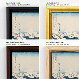 Op de afbeelding: Vier ingelijste canvas prints met een Japanse landschap met blauwe en witte wolken en water. De frames zijn zwart, goud, donkerbruin en lichtbruin. Elk canvas is voorzien van "Ready To Hang" en heeft een "Textured matte finish."