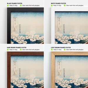 Op de afbeelding: Vier ingelijste kunstafdrukken met een traditioneel Japans landschap met blauwe en witte wolken en tekst. De frames zijn zwart, wit, donkerbruin en lichtbruin. Elke print is klaar om op te hangen en heeft een schone matte afwerking met plexiglas.