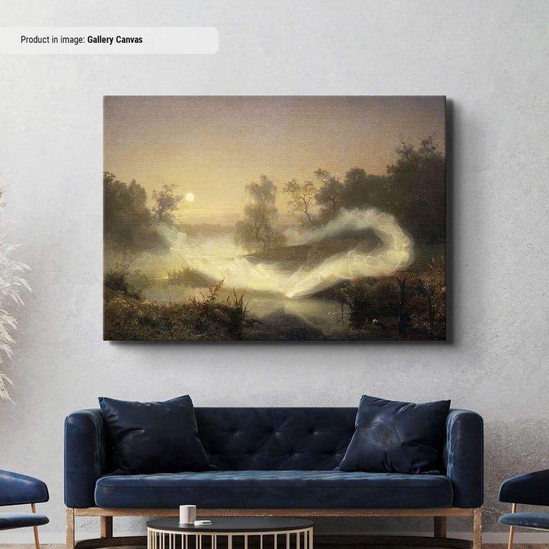 Pode incluir: Impress&atilde;o em tela de galeria de uma pintura de paisagem com uma cena iluminada pela lua sobre um corpo de &aacute;gua. A obra de arte retrata um ambiente nebuloso com &aacute;rvores e uma fonte de luz brilhante e brilhante. A paleta de cores &eacute; suave com tons de castanho, cinza e amarelo.