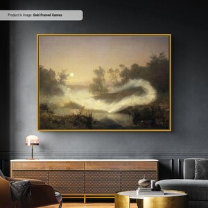 Pode incluir: Tela com moldura dourada retratando uma paisagem iluminada pela lua com um rio e &aacute;rvores. A obra de arte apresenta um brilho suave e et&eacute;reo, com uma lua brilhante e uma forma luminosa e fluida sobre a &aacute;gua. A paleta de cores geral &eacute; suave, com tons de castanho, cinza e amarelo.