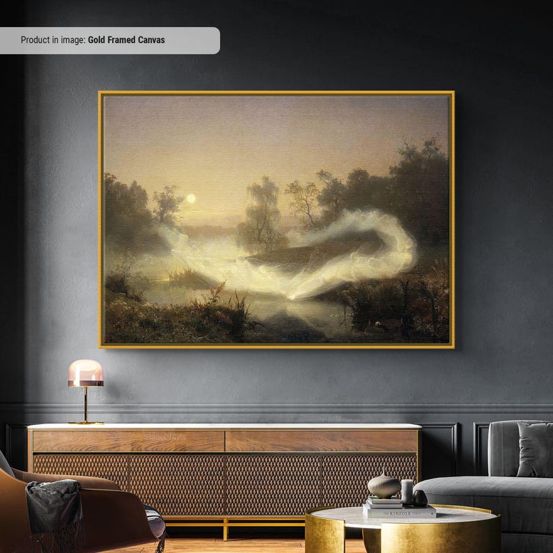 Pode incluir: Tela com moldura dourada retratando uma paisagem iluminada pela lua com um rio e &aacute;rvores. A obra de arte apresenta um brilho suave e et&eacute;reo, com uma lua brilhante e uma forma luminosa e fluida sobre a &aacute;gua. A paleta de cores geral &eacute; suave, com tons de castanho, cinza e amarelo.
