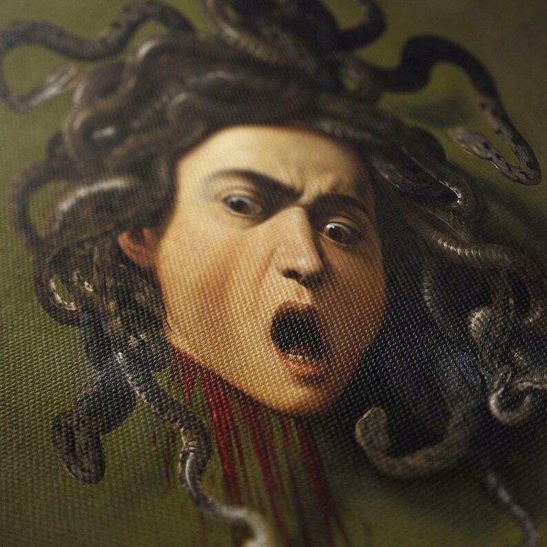 Puede incluir: Un primer plano de una pintura que representa a Medusa, una criatura m&iacute;tica griega con serpientes por cabello. Su rostro est&aacute; contorsionado en un grito, y la sangre gotea de su cuello. La pintura est&aacute; realizada en un estilo realista, con pinceladas detalladas y un lienzo texturizado.