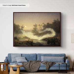 Pode incluir: Arte em tela com moldura castanha escura retratando uma paisagem iluminada pela lua com um rio e formas et&eacute;reas e brilhantes. A obra de arte apresenta uma paleta de cores suaves de verdes, castanhos e amarelos, criando uma atmosfera serena e m&iacute;stica.