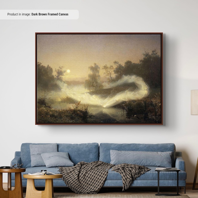 Pode incluir: Arte em tela com moldura castanha escura retratando uma paisagem iluminada pela lua com um rio e formas et&eacute;reas e brilhantes. A obra de arte apresenta uma paleta de cores suaves de verdes, castanhos e amarelos, criando uma atmosfera serena e m&iacute;stica.