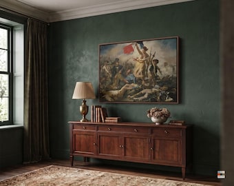 Könnte beinhalten: Ein rechteckiger gerahmter Druck des Gemäldes Die Freiheit führt das Volk hängt über einem langen hölzernen Sideboard. Das Sideboard verfügt über vier Schranktüren und vier Schubladen mit kleinen Knöpfen. Eine Messinglampe und Bücher stehen auf der Oberfläche.