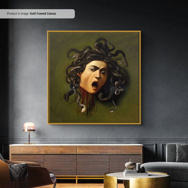Puede incluir: Un lienzo enmarcado con una impresi&oacute;n de una pintura que representa la cabeza cortada de Medusa, una criatura mitol&oacute;gica griega con serpientes por cabello. La cabeza se representa con una expresi&oacute;n feroz y sangre goteando del cuello. El fondo es de color verde oscuro.