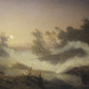 Pode incluir: Uma pintura de paisagem com uma apar&ecirc;ncia texturizada. A obra retrata uma cena nebulosa com &aacute;rvores, grama e um sol enevoado. A paleta de cores &eacute; dominada por tons suaves de castanho, bege e dourado, criando um efeito sereno e atmosf&eacute;rico.