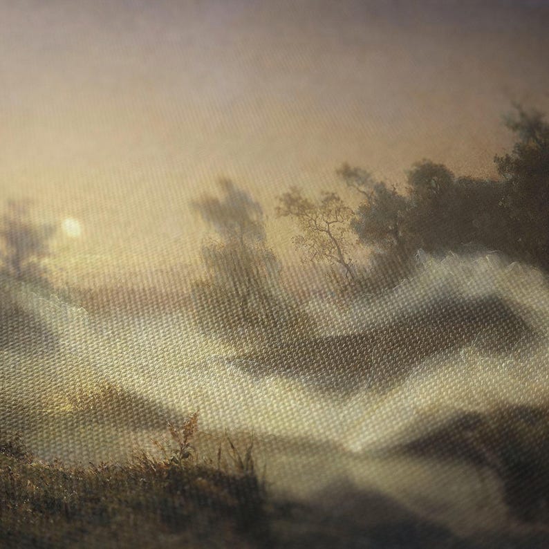 Pode incluir: Uma pintura de paisagem com uma apar&ecirc;ncia texturizada. A obra retrata uma cena nebulosa com &aacute;rvores, grama e um sol enevoado. A paleta de cores &eacute; dominada por tons suaves de castanho, bege e dourado, criando um efeito sereno e atmosf&eacute;rico.