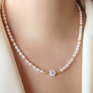 Regalo perfecto para mamá • Collar minimalista con inicial de perla • Collar con letras • Collar con nombre personalizado • Collar con letras doradas