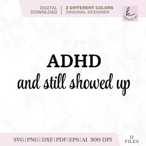 Op de afbeelding: Een digitaal grafisch ontwerp om te downloaden met de zwarte tekst ADHD and still showed up in een combinatie van schreefloze en cursieve lettertypes. Het ontwerp bevat labels voor digitale download, 2 verschillende kleuren en 11 bestanden in SVG, PNG, DXF, PDF, EPS en AI-formaten met 300 DPI.