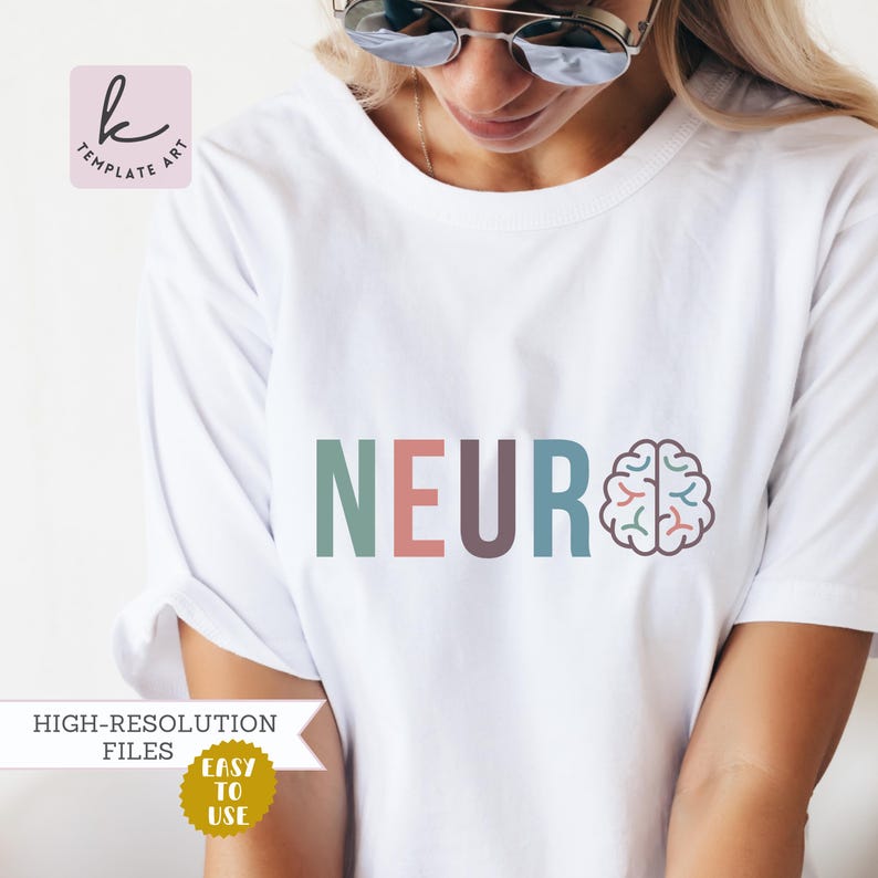 Pode incluir: Uma camiseta branca com a palavra "NEURO" em letras coloridas e um gr&aacute;fico de c&eacute;rebro. A camiseta est&aacute; sendo usada por uma pessoa com &oacute;culos de sol.