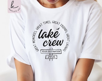 Może przedstawiać: Biała koszulka z napisem "lake crew" w okrągłym wzorze. Projekt zawiera frazy "Great Memories, Great Times, Great Friends, Great Laughs" i "Your Destination 2026".
