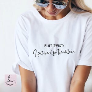 K&ouml;nnte beinhalten: Wei&szlig;es T-Shirt mit dem Text "PLOT TWIST: I fell hard for the villain" in schwarzer Schrift. Das Shirt ist schlicht und hat kurze &Auml;rmel. Das Bild zeigt eine Person, die das Shirt tr&auml;gt.