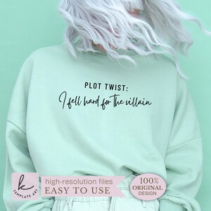 K&ouml;nnte beinhalten: Hellgr&uuml;nes Sweatshirt mit dem Text "PLOT TWIST: I fell hard for the villain" in schwarzer Schrift. Das Bild enth&auml;lt auch ein rosa Banner mit dem Text "high-resolution files EASY TO USE" und ein rundes rosa Abzeichen mit der Aufschrift "100% ORIGINAL DESIGN".