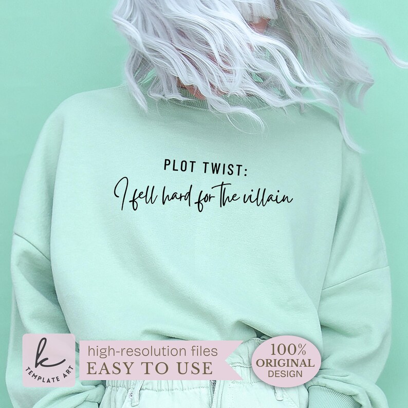 K&ouml;nnte beinhalten: Hellgr&uuml;nes Sweatshirt mit dem Text "PLOT TWIST: I fell hard for the villain" in schwarzer Schrift. Das Bild enth&auml;lt auch ein rosa Banner mit dem Text "high-resolution files EASY TO USE" und ein rundes rosa Abzeichen mit der Aufschrift "100% ORIGINAL DESIGN".