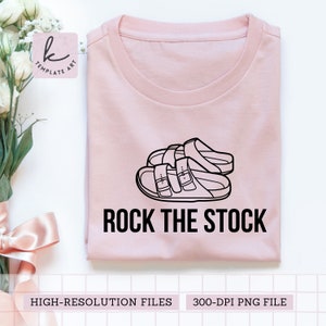 Citation drôle de chemise d'été rock the Stock Svg, Birkenstock Png, T-shirt Birken, mode plage d'été Png, sandales et sable, vinyle, usage commercial