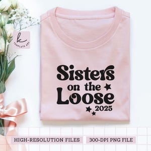 Groovy Retro Sisters on the Loose 2025 Maglietta da viaggio per ragazze Svg Sorelle Vacanza Serata fuori Viaggio per ragazze 2025 Famiglia Png Facile da usare