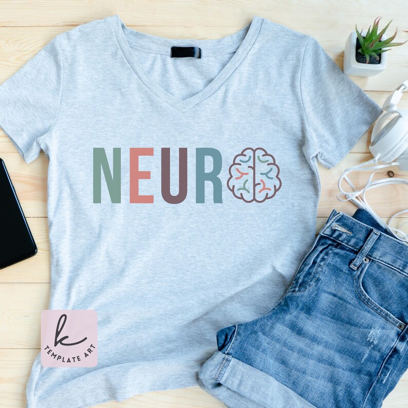 Pode incluir: Uma camiseta cinza com decote em V e a palavra "NEURO" em letras coloridas com um gr&aacute;fico de c&eacute;rebro ao lado.