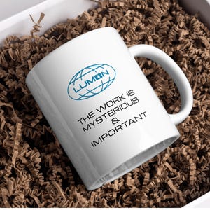 Severance Lumon Coffee Mug Design SVG, The Work Is Mysterious & Important Citazione del programma TV, Regalo per i fan Regalo per i colleghi, Download digitale