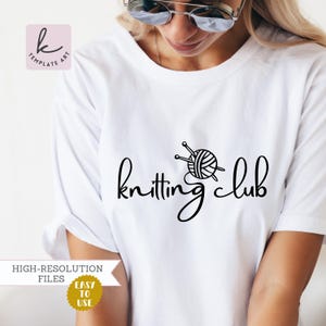 以下が含まれることがあります： 黒い「knitting club」のグラフィックが特徴の白いTシャツ。毛糸玉と編み針が描かれています。シャツには「HIGH-RESOLUTION FILES」と「EASY TO USE」の文字がバナーと金の円で表示されています。