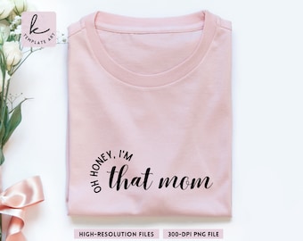 Puede incluir: Una camiseta rosa con el texto "Oh honey, I'm that mom" en letras cursivas negras.