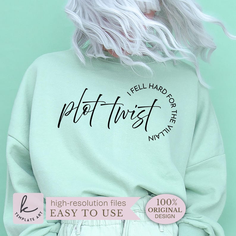 Op de afbeelding: Een lichtgroene sweatshirt met de tekst "plot twist" in een cursief lettertype. De tekst "I fell hard for the villain" is in een cirkel rond de hoofdtekst geschreven. De sweatshirt heeft ook de tekst "high-resolution files EASY TO USE" en "100% ORIGINAL DESIGN".