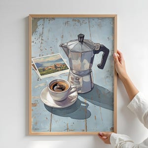 Op de afbeelding: Een vintage-achtige illustratie van een zilveren moka pot en een kopje koffie op een blauwe houten tafel. Een ansichtkaart met een schilderachtig uitzicht is op de achtergrond.