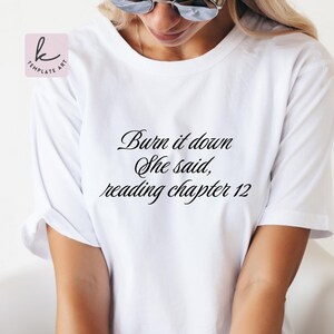 Brucialo, disse lei, leggendo il capitolo 12 Svg, lettore di romanzi dark Png, maglietta divertente da libri Svg, regalo per amanti dei libri Svg, romanzo Png