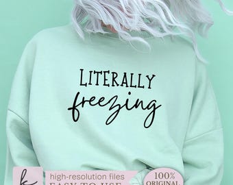 以下が含まれることがあります： 「LITERALLY freezing」の黒い文字がプリントされた、明るい緑色のスウェットシャツ。スウェットシャツはクルーネックと長袖です。画像には「high-resolution files EASY TO USE」と「100% ORIGINAL DESIGN」というテキストも含まれています。