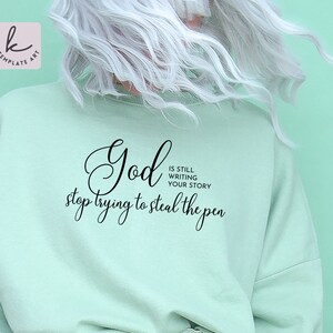 Handgeschreven God schrijft nog steeds je verhaal Svg grappig christelijke Png vrouwen van de Bijbel Dxf Jezus Bijbel citaat christelijke citaten gemakkelijk te gebruiken