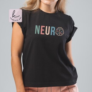 Pode incluir: Uma camiseta preta com a palavra "NEURO" impressa em letras coloridas e um gr&aacute;fico de c&eacute;rebro.
