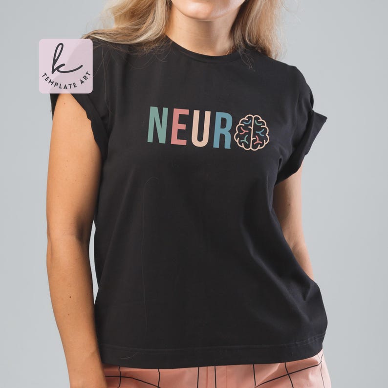Pode incluir: Uma camiseta preta com a palavra "NEURO" impressa em letras coloridas e um gr&aacute;fico de c&eacute;rebro.