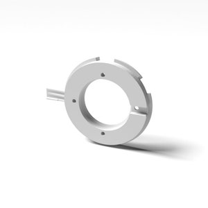 Puede incluir: Un objeto circular blanco con un agujero central y tres agujeros más pequeños espaciados uniformemente alrededor de la circunferencia. El objeto tiene dos muescas en el borde exterior y una pequeña extensión rectangular.