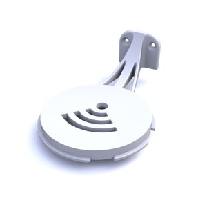 Pode incluir: Suporte de parede de plástico branco com uma base circular e um recorte de símbolo wifi. O suporte tem um braço curvo que se estende da base.