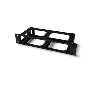Puede incluir: Un estante de montaje en rack de metal negro con un marco rectangular y dos grandes aberturas rectangulares. La unidad incluye bridas de montaje en ambos extremos con dos orificios pretaladrados en cada lado para su instalación en un rack.