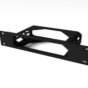 Puede incluir: Estante de metal negro diseñado para montar equipos en un rack de 19 pulgadas. El estante tiene una forma rectangular con un recorte en el centro y dos agujeros a cada lado para el montaje.