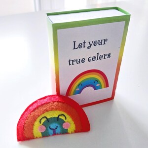 Laat je ware kleuren schitteren! Regenboogzakknuffel, Pride-regenboogcadeau, Kawaii vilt schattige regenboog, LGBTQIA+ cadeau-idee, cadeau emotionele steun