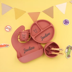 Personalisierte Silikon Teller, Entwöhnung Set,Baby Lätzchen Baby, Kinder Schüssel Geschirr Tischset Löffel Gabel Strohbecher,Fütterung Set mit Name Red