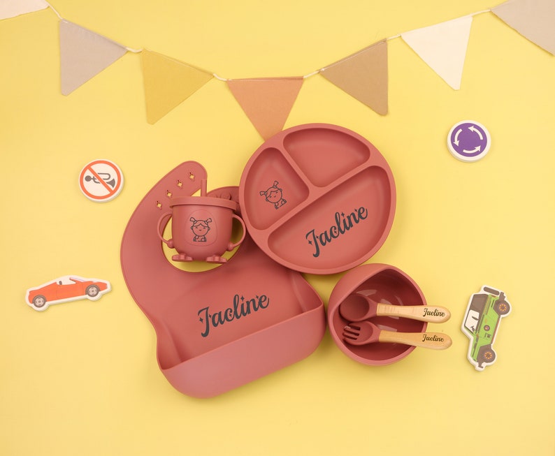 Personalisierte Silikon Teller, Entwöhnung Set,Baby Lätzchen Baby, Kinder Schüssel Geschirr Tischset Löffel Gabel Strohbecher,Fütterung Set mit Name Red