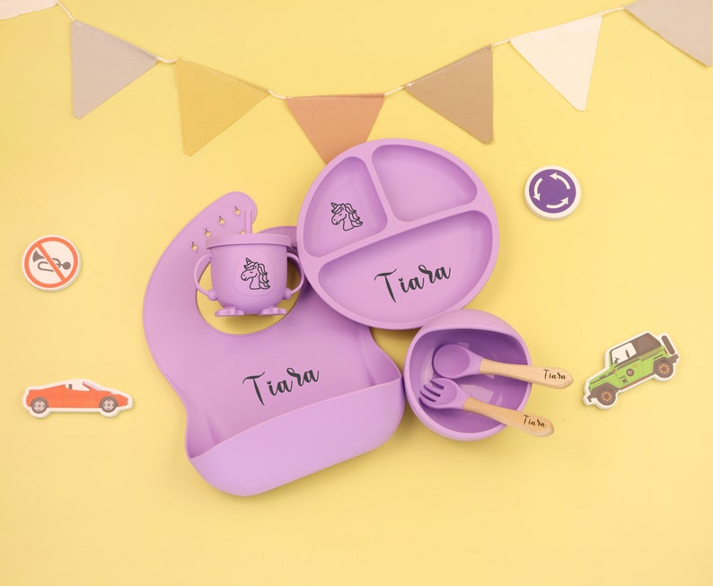 Personalisierte Silikon Teller, Entwöhnung Set,Baby Lätzchen Baby, Kinder Schüssel Geschirr Tischset Löffel Gabel Strohbecher,Fütterung Set mit Name Purple