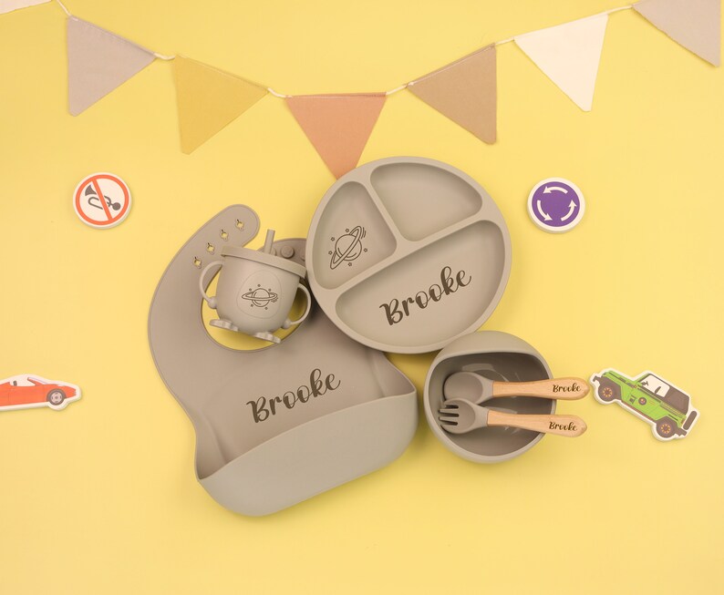 Personalisierte Silikon Teller, Entwöhnung Set,Baby Lätzchen Baby, Kinder Schüssel Geschirr Tischset Löffel Gabel Strohbecher,Fütterung Set mit Name Grey