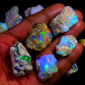 Ruwe, onbewerkte natuurlijke Ethiopische opaal edelsteen, geschikt voor zettingen
