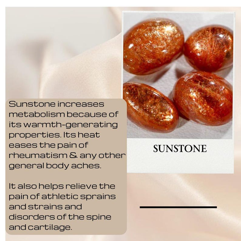 Op de afbeelding: Vier gladde, gepolijste sunstone-kristallen in tinten van oranje en goud. De kristallen zijn gerangschikt in een cluster op een wit oppervlak. De tekst "SUNSTONE" is zichtbaar in de afbeelding.
