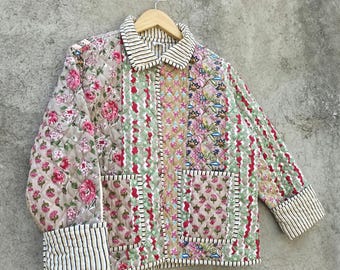 Handgjord bomullsquiltad lapptäckejacka, bohemisk blommig vändbar kappa – Kort jacka i vintage Kantha-kimonostil för kvinnor, present till henne