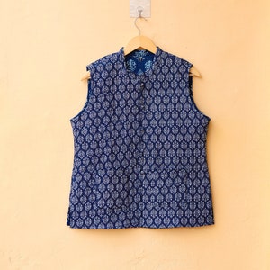Indian Handmade Quilted Cotton Sleeveless Jacket Blue & White Stylish Women&#39;s Vest, Indigo Print Reversible Jacket, Gift for Her